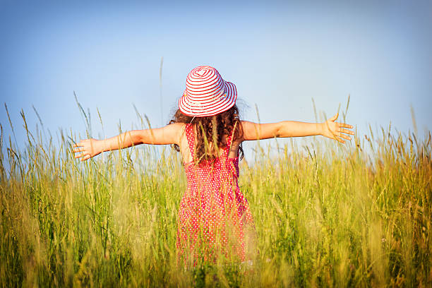 liberdade - child rear view running nature imagens e fotografias de stock