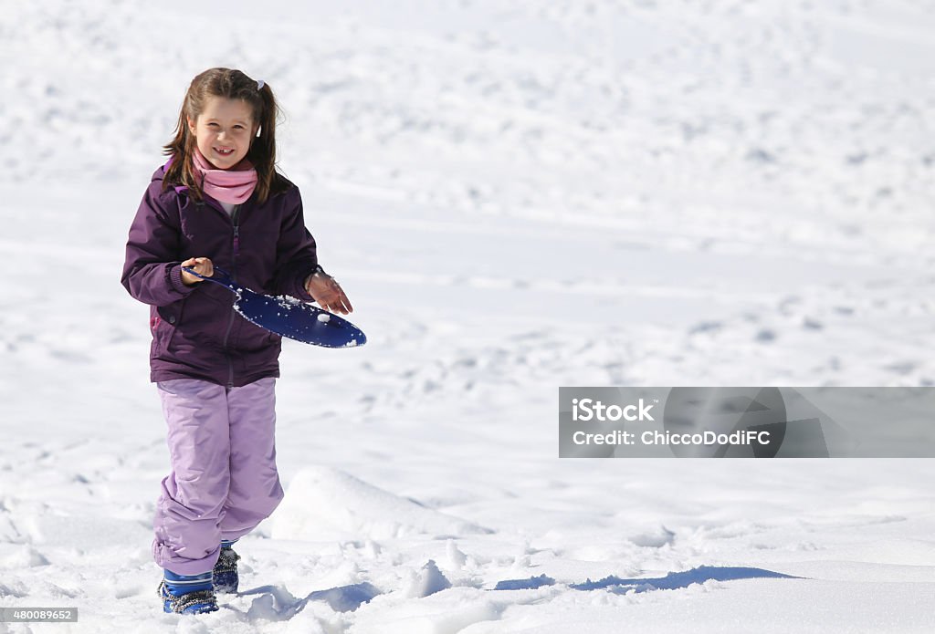 Hermosa chica feliz con deslizarse en trineo en invierno en la nieve - Foto de stock de 2015 libre de derechos