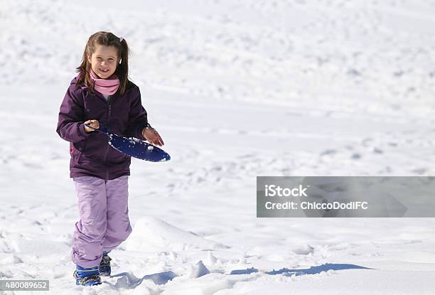 Hermosa Chica Feliz Con Deslizarse En Trineo En Invierno En La Nieve Foto de stock y más banco de imágenes de 2015
