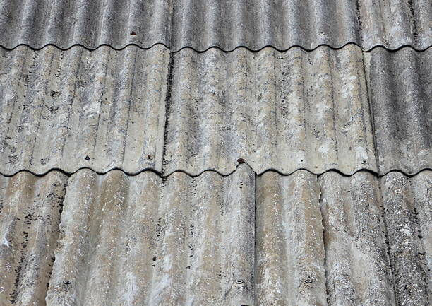 antigos desgastado amianto telhado em pequenas shelter - amianto telhado eternit - fotografias e filmes do acervo