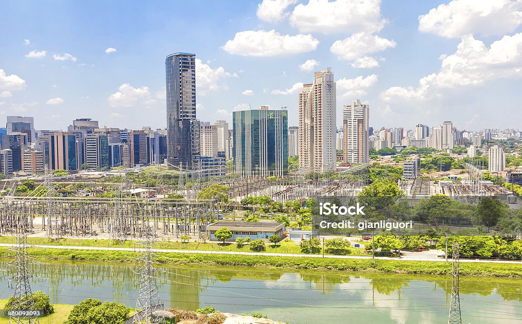 Vue sur la rivière et la ville de Sao Paulo, au Brésil - Photo de Affaires libre de droits