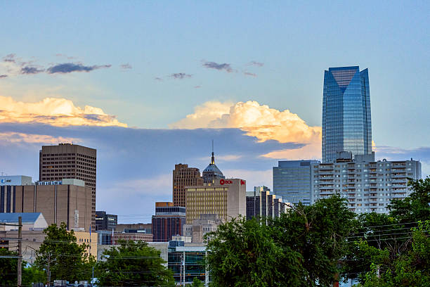 skyline de midtown, à oklahoma city - oklahoma oklahoma city city skyline photos et images de collection