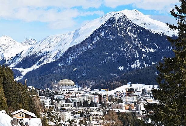 davos, famoso complejo turístico de esquí suiza - ski resort hut snow winter fotografías e imágenes de stock