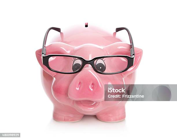 Foto de Rosa Isolada Piggy Bank Com Óculos Em Branco e mais fotos de stock de Branco - Branco, Cofre de porquinho, Cofre para moedas