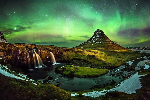 aurore boréale au mont kirkjufell islande - waterfall iceland landscape stream photos et images de collection