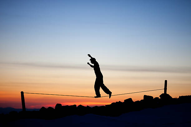 silhouette di slackliner - tightrope balance walking rope foto e immagini stock