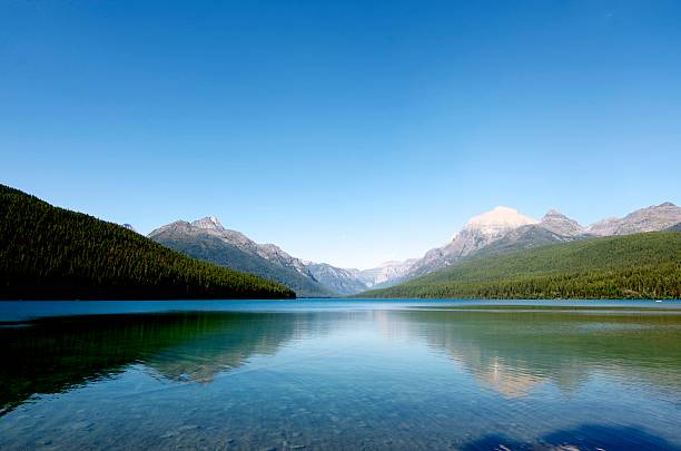 istock Beautiful Lake with Trees and Mountains 480103625