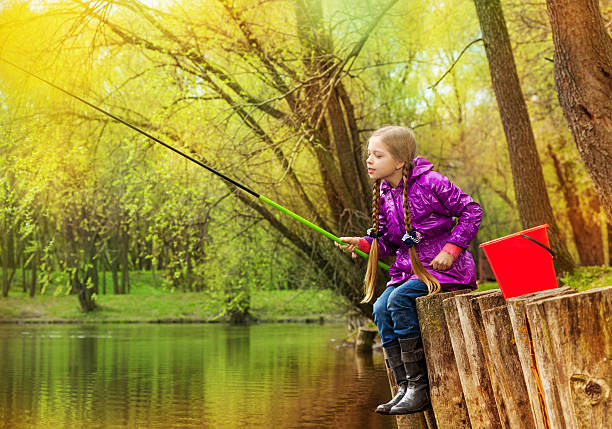 linda menina perto de lago de pesca com fishrod - ticket ticket stub park fun imagens e fotografias de stock