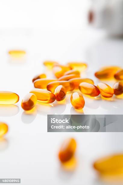 Photo libre de droit de Capsules Dhuile De Poisson Vitamines Isoler Sur Fond Blanc banque d'images et plus d'images libres de droit de Aliments et boissons