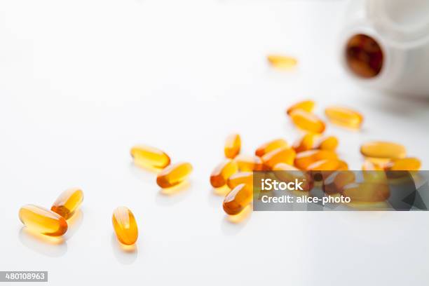 Photo libre de droit de Capsules Dhuile De Poisson Vitamines Isoler Sur Fond Blanc banque d'images et plus d'images libres de droit de Aliments et boissons