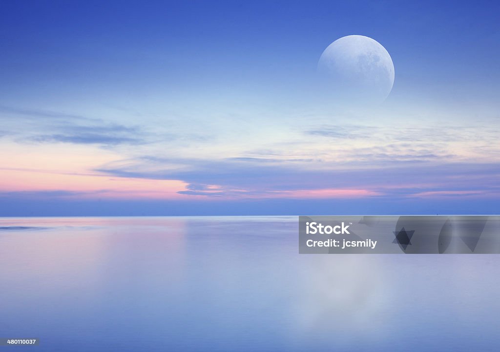 Con drammatica Alba sulla spiaggia, mare e cielo sfondo di luna - Foto stock royalty-free di Giorno