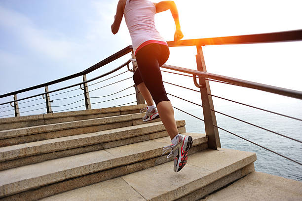 здоровый образ жизни азиатская женщина, бег на каменные лестницы на фоне - railing beautiful human leg people стоковые фото и изображения