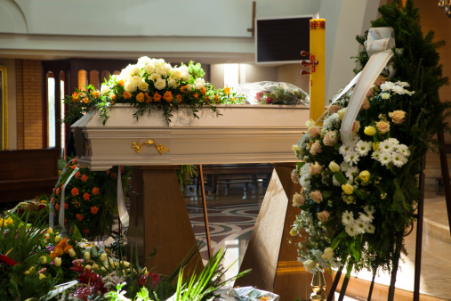 Blanco Coffin, wreaths en la Iglesia católica photo
