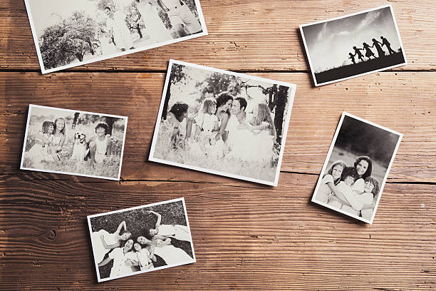 fotos em uma mesa - childhood memory - fotografias e filmes do acervo