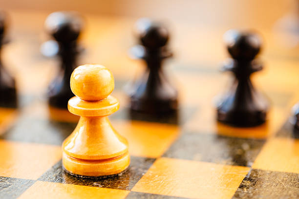 biały i czarny szachy pawns stać na chessboard - armed forces black yellow chess pawn zdjęcia i obrazy z banku zdjęć