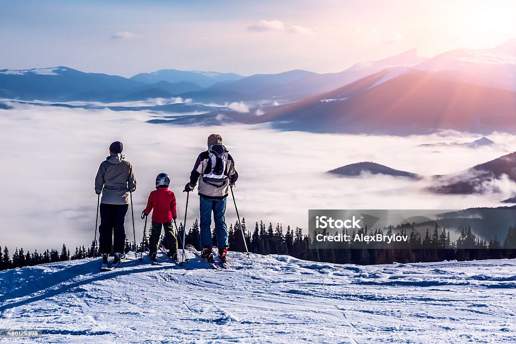 Personas de observar un paisaje de montaña - Foto de stock de Esquí - Deporte libre de derechos