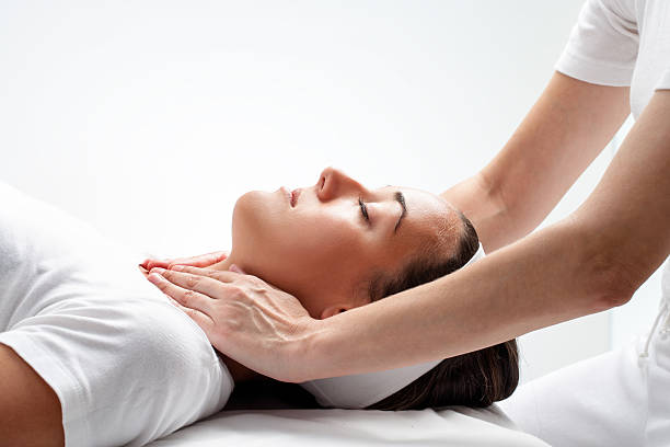 thérapeute en faisant le reiki sur womanâ est la nuque. - massage therapist massaging spa treatment relaxation photos et images de collection