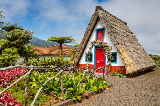 Casa rural tradicional en Santana Madeira, Portugal. photo
