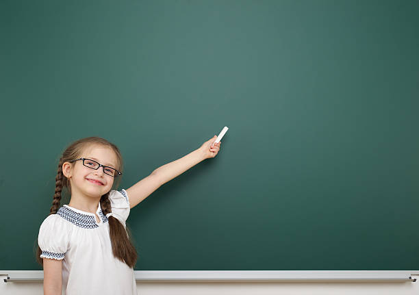 uczennica w pobliżu szkoły board - blackboard blank chalk green zdjęcia i obrazy z banku zdjęć