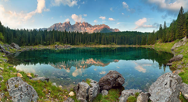 панорама пейзаж в альпах озеро forrest на горы, озера carezza, доломитовые альпы - latemar mountain range фотографии стоковые фото и изображения