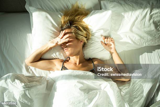 若い女性が射し込む Awaked のホテルルーム - 女性のストックフォトや画像を多数ご用意 - 女性, 眠る, 不眠症