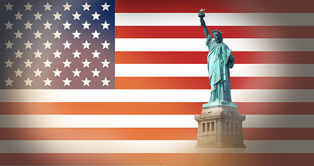 bandeira dos estados unidos e a estátua da liberdade em cores frescas - big apple - fotografias e filmes do acervo
