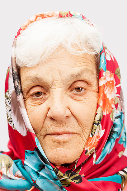 bufanda mujeres mayores - headscarf islam senior adult east fotografías e imágenes de stock