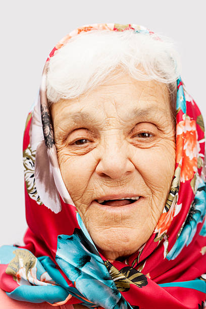 real mulheres idosas - headscarf islam senior adult east - fotografias e filmes do acervo