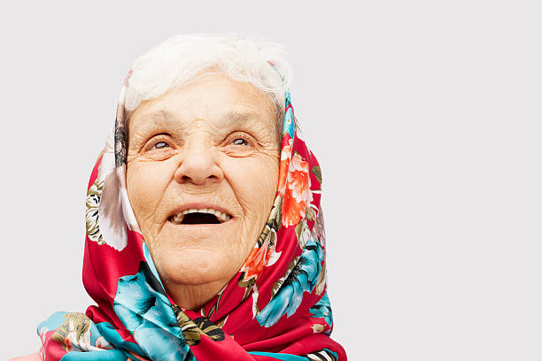 olhando no - headscarf islam senior adult east - fotografias e filmes do acervo