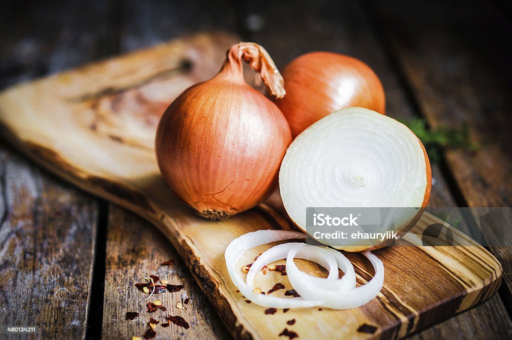 Golden onions on rustic wooden background - Royalty-free Ui Stockfoto