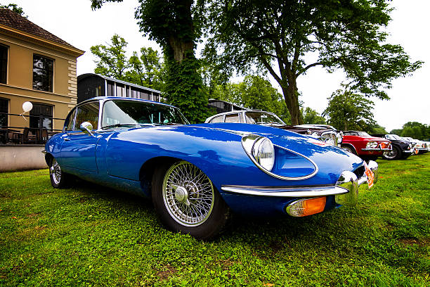 jaguar rétro bleu - jaguar car vintage car collectors car personal land vehicle photos et images de collection