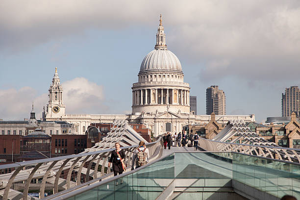 собор st стоит - st pauls cathedral travel destinations reflection london england стоков�ые фото и изображения