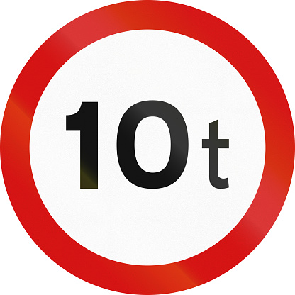 Irish traffic sign prohibiting throroughfare of vehicles with a weight over 10 metric tons.