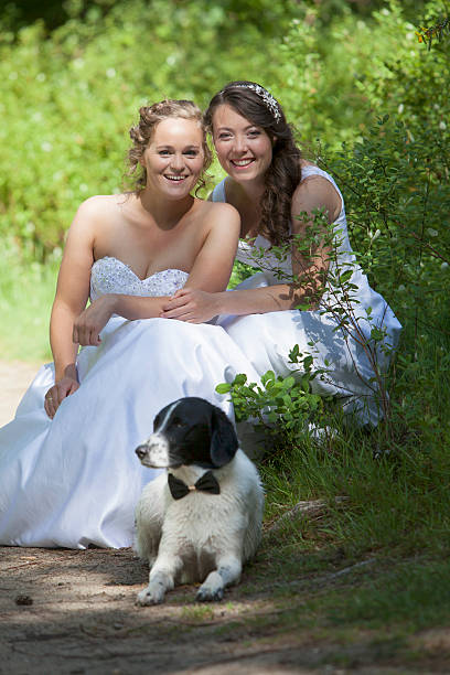 just married lesbian couple avec chien en forêt - civil rights photos et images de collection