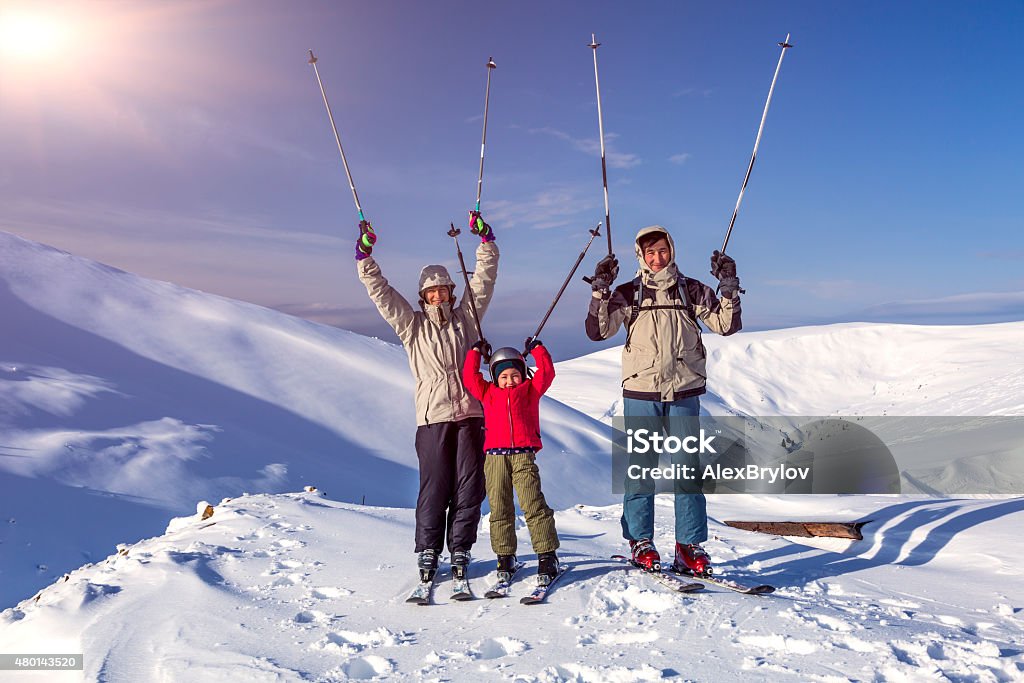 Deporte de invierno familia disfrutando de viaje juntos - Foto de stock de Familia libre de derechos
