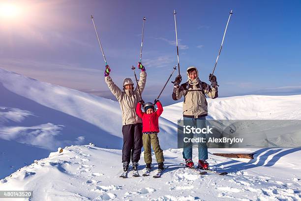 Deporte De Invierno Familia Disfrutando De Viaje Juntos Foto de stock y más banco de imágenes de Familia