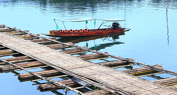 puente de bambú en sangklaburi, kanchanburi provincia de tailandia - railroad crossing bridge river nautical vessel fotografías e imágenes de stock