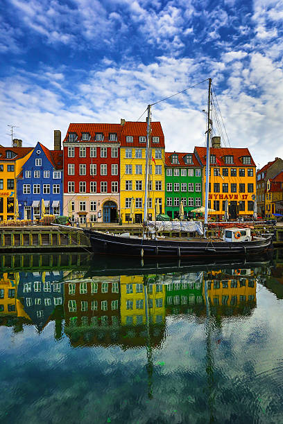 porto di nyhavn di copenaghen, danimarca - danimarca foto e immagini stock