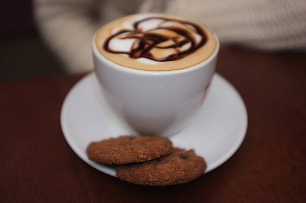 tasse de café avec de délicieux cookies. - snack coffee instant coffee cappuccino photos et images de collection