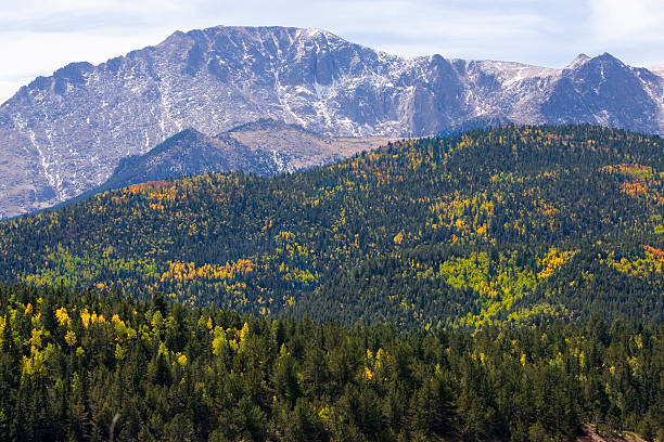 pikes peak mit herbst in aspen farbe - 14000 foot peak stock-fotos und bilder