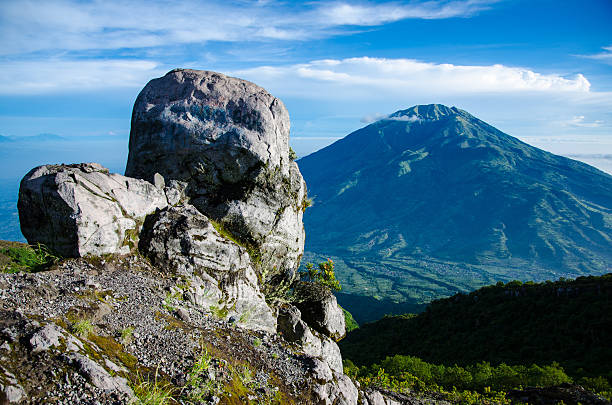 mt. merbabu vulkan - mt merapi stock-fotos und bilder