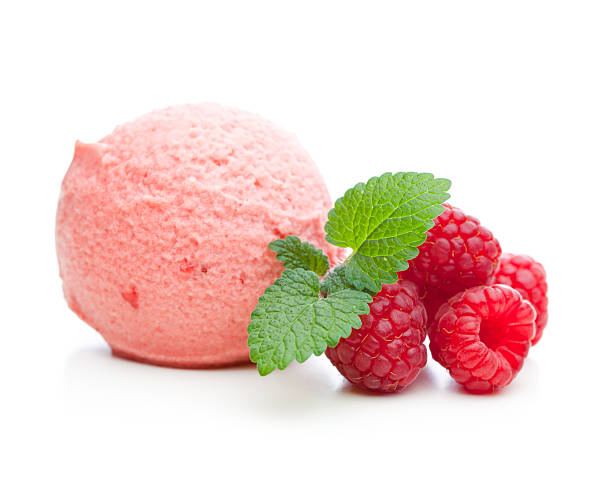bola de sorvete de framboesa e framboesas, hortelã - raspberry ice cream close up fruit mint - fotografias e filmes do acervo