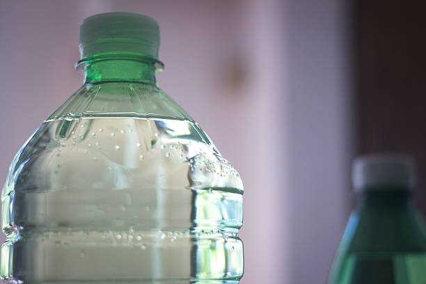 plástico, botella de agua en la ventana de luz - water bottle water bottle drink fotografías e imágenes de stock