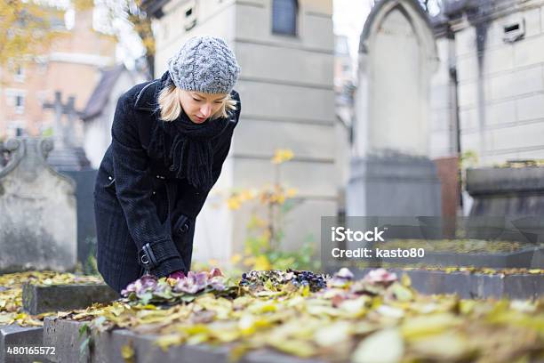 Entspannte Frau Besuch Von Verwandten Bahre Stockfoto und mehr Bilder von Besuchen - Besuchen, Friedhof, Grab