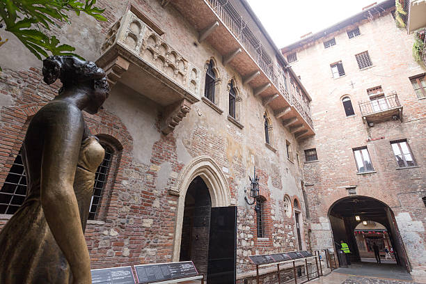 istock Juliet's balcony and Juliet statue - Verona - Italy 480166480
