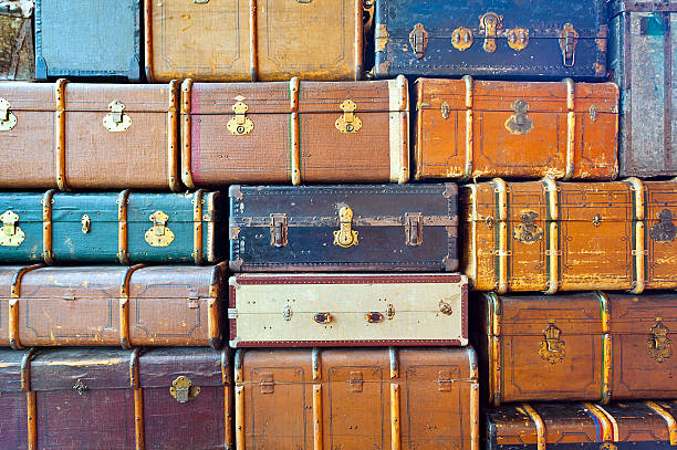 pared de viajeros trunks - travel bag old fashioned dirty fotografías e imágenes de stock