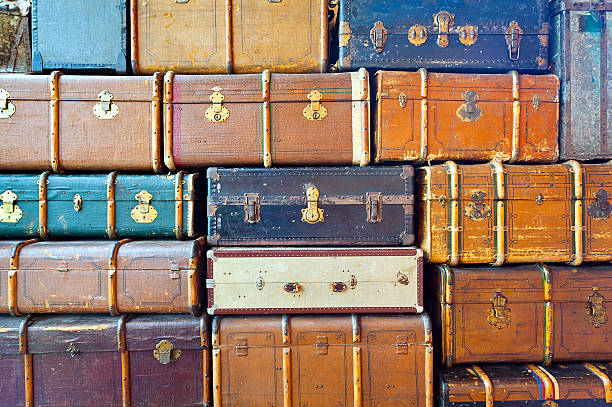 viajantes parede de troncos - trunk luggage old fashioned retro revival imagens e fotografias de stock