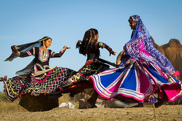 niñas haciendo folk baile en la feria de pushkar - rajastán fotografías e imágenes de stock