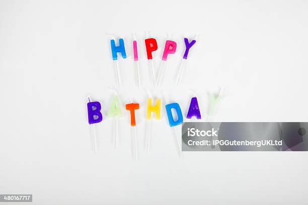 Photo libre de droit de Bougie Danniversaire Sur Fond Blanc banque d'images et plus d'images libres de droit de Anniversaire - Anniversaire, Bougie, Bougie d'anniversaire