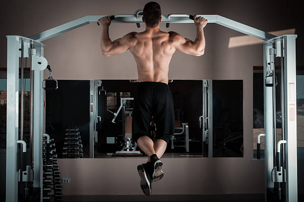 pull ups Strong man doing pull ups chin ups stock pictures, royalty-free photos & images